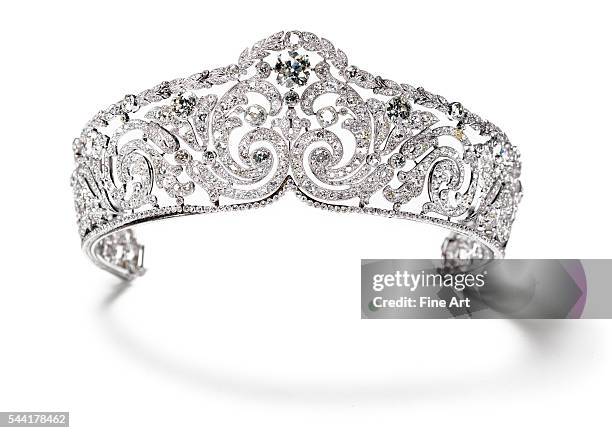Diamond tiara made for Queen Elisabeth of Belgium by Cartier, 1910. Platinum, diamonds. Height at center: 5.05 cm.