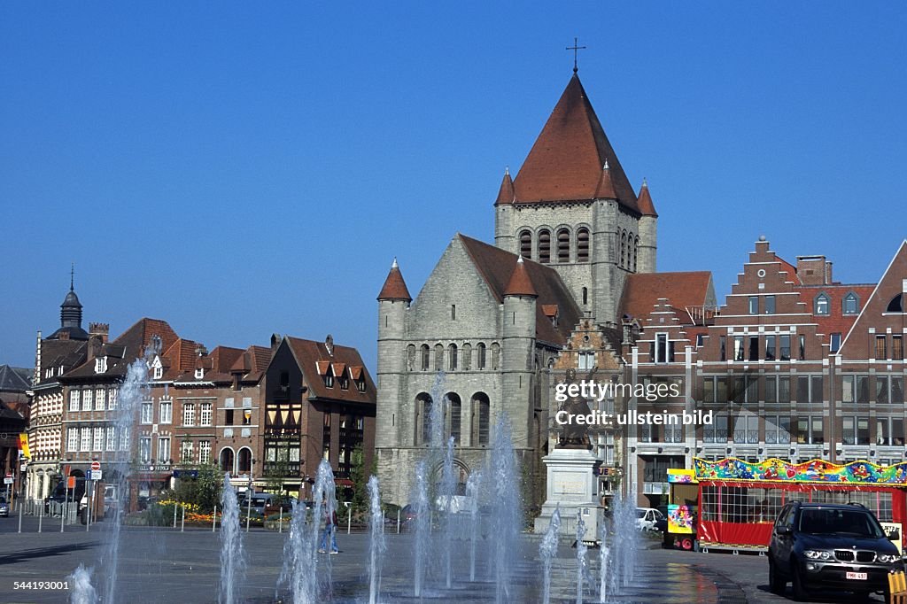 Tournai - der Grand Place, im Hintergrund St. Quentin