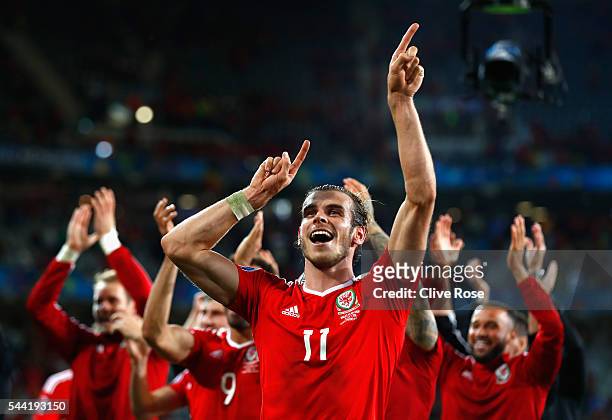 Gareth Bale and Wales players celebrate their team's 3-1 win after the UEFA EURO 2016 quarter final match between Wales and Belgium at Stade...