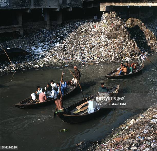 Bangladesch, Dhaka: Taxiboote auf einem Kanal, am Ufer Müllberge.- um 2005