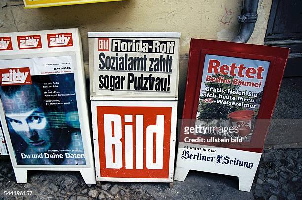 Zeitungskiosk in Berlin mit Aufsteller für "Zitty", Berliner Zeitung und Bildzeitung Titel ueber Florida-Rolf, einem angeblichen Sozialamtsbetrueger,...