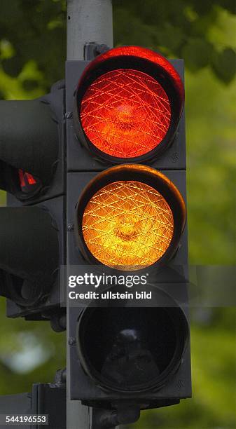 Ampel zeigt Rot und Gelb, Symbol Ampelkoalition