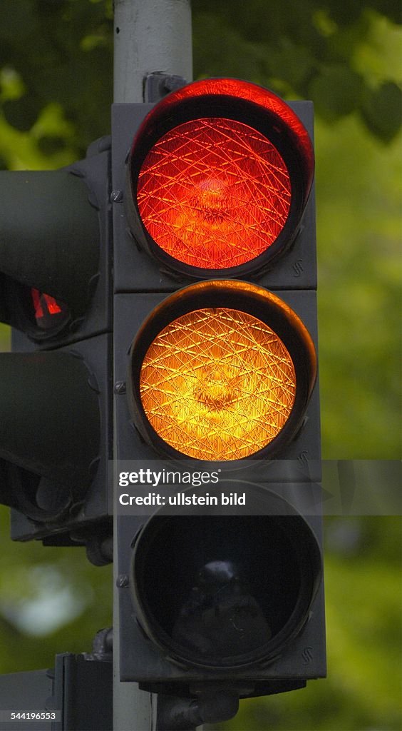 Ampel zeigt Rot und Gelb,