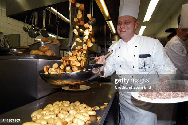 Klaus Latendorf Koch, DKuechenchef im Jahreszeiten Grill, HamburgZubereitung von Bratkartoffeln