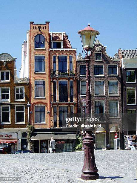 Niederlande, Amsterdam: Strassenlaterne vor den Giebeln schoener alter Haeuser.