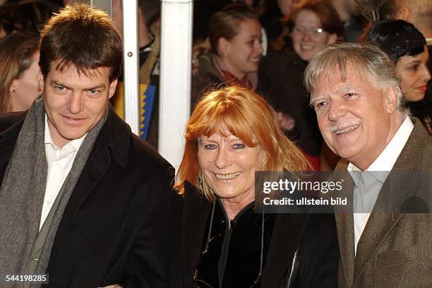 Michael Ballhaus, Kameramann, D - mit Frau Helga und Sohn Sebastian bei der Premiere des Film Aviator in Berlin