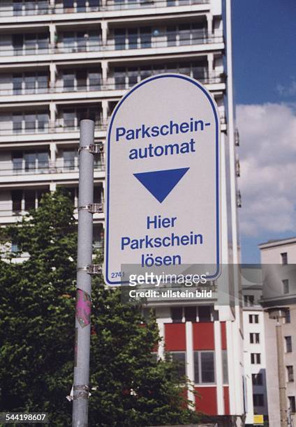 Schild "Parkscheinautomat, Parkschein hier loesen" in Berlin-Mitte