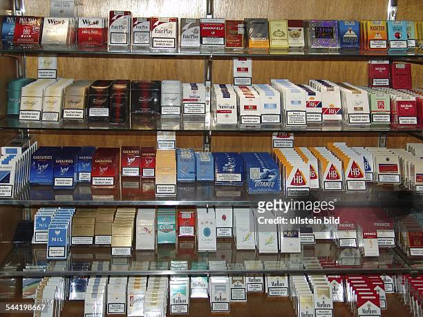 Zigarettenschachteln imRegal eines Tabakwaren-Ladens