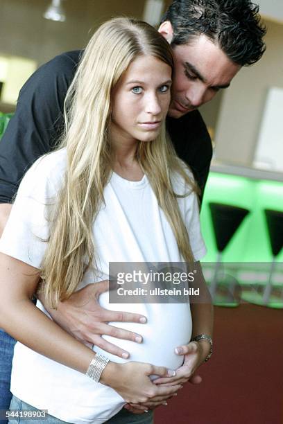 Schwangere Frau mit ihrem Partner