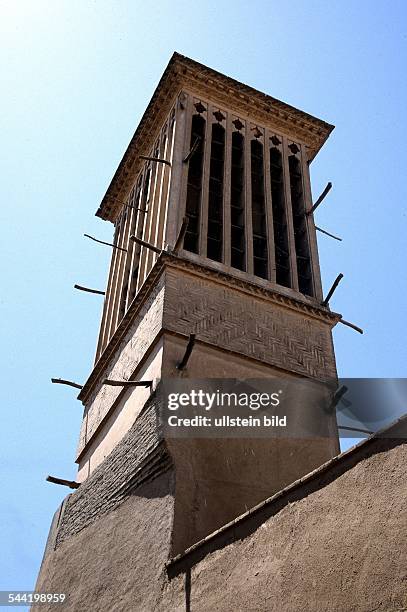 Iran, Yazd: Windturm. Windtürme fangen den Luftzug ein, leiten diesen über Wasserbecken in die Haeuser und sorgen so für kuehle Temperaturen.