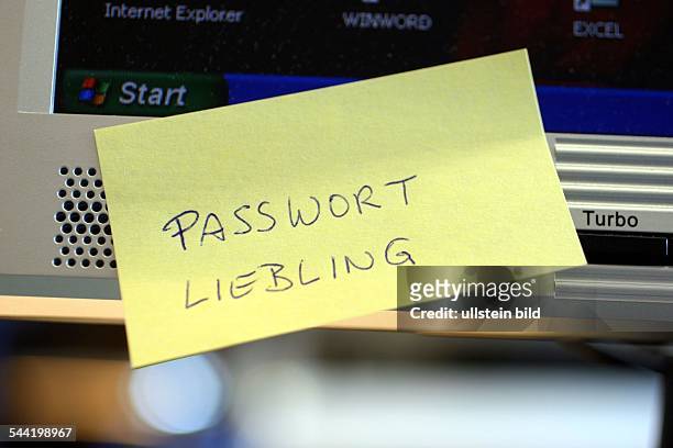 Passwort "Liebling" auf einem gelben Notizzettel
