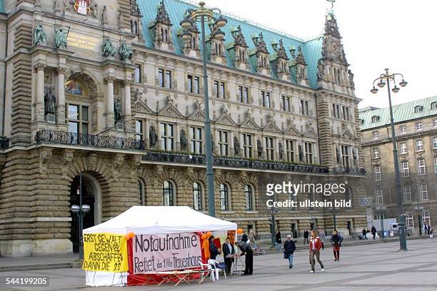 Deutschland, Hamburg: Mitarbeiterinnen und Unterstuetzer der Hamburger Frauenhaeuser halten in einem Zelt vor dem Hamburger Rathaus eine Mahnwache,...