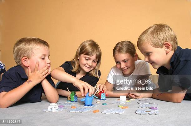 Kinder spielen das Gesellschaftsspiel "Mare Polare" des Spieleherstellers Selecta - 2004