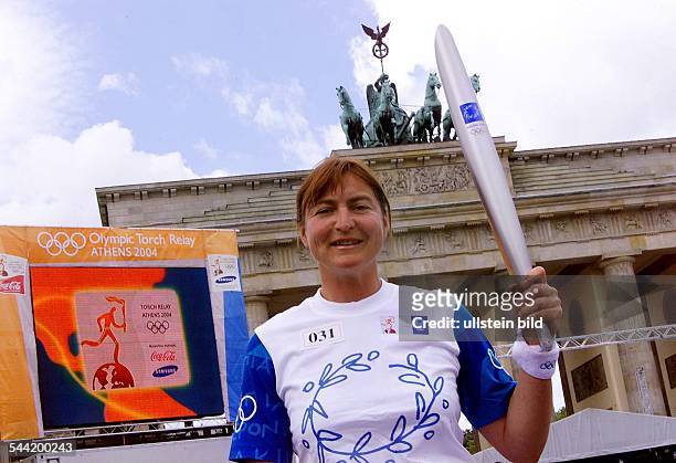Birgit Fischer KanutinDpräsentiert bei einem Staffellauf das olympische Feuer vor dem Brandenburger Tor in Berlin.