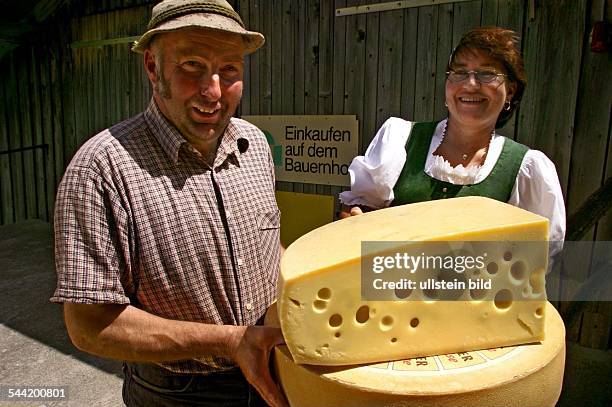 Schoenegger Kaesealm in Schoenegg , Kaesermeister mit dem Schoenegger Bergkaese