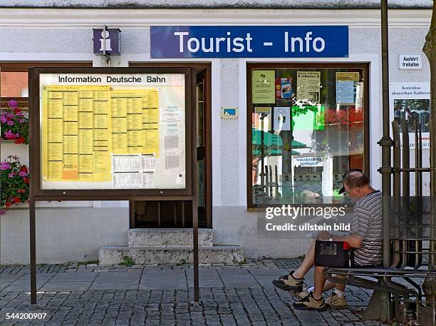 Fahrplan der Deutschen Bahn vor der Touristen-Information in Kehlheim,