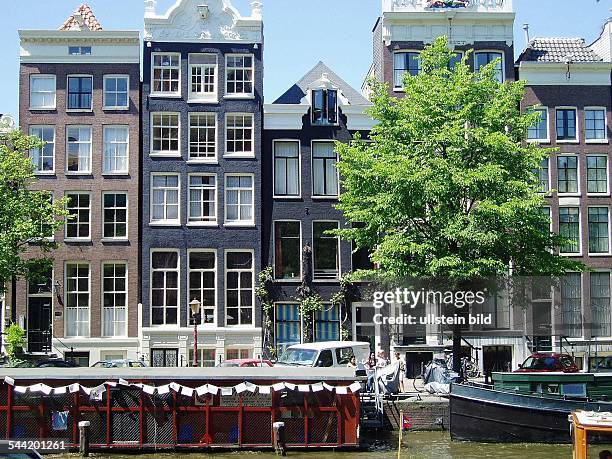 Niederlande, Amsterdam: Boote auf einer Gracht vor schoenen alten Haeusern.