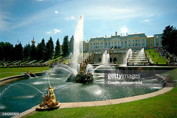 Russland, St. Petersburg: Wasserspiele im Park von Schloss Peterhof. - !