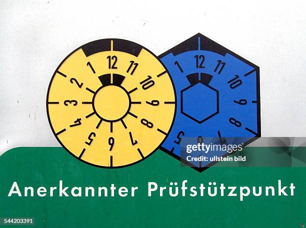 Nordrhein-Westfalen, Schilder einer Kfz-Werkstatt weisen den Betrieb als Pruefstuetzpunkt fuer Kfz-Hauptunstersuchungen aus