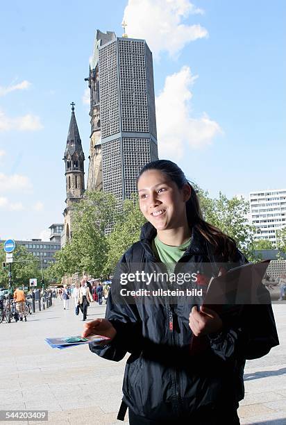 Berlin, junge Frau verteilt Zettel am Breitscheidplatz für ein Fitnessstudio-