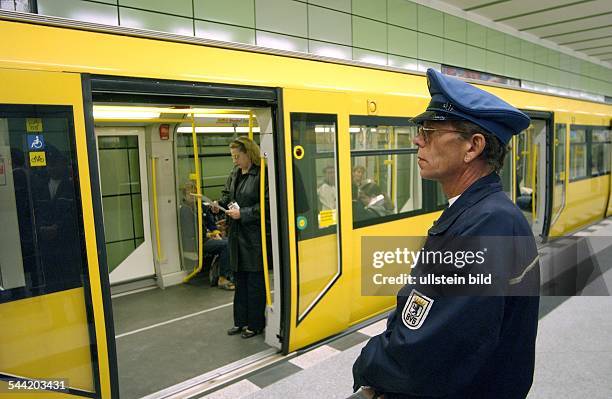 Berliner Verkehrsbetriebe: Mitarbeiter der BVG vor einem U-Bahnzug im U-Bahnhof Magdalenenstraße