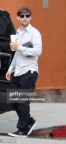 Beverly Hills, California, December 5, 2010 Tobey Maguire, his wife Jennifer Meyer, and their son Otis and daughter Ruby at Urth Cafe in Santa Monica...
