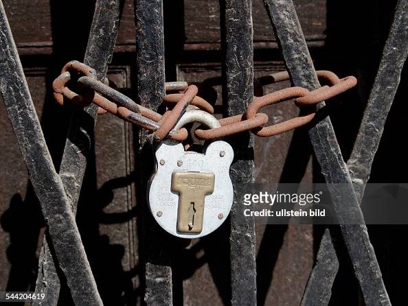 Mit Vorhängeschloss und Gitter gesicherte Tür News Photo - Getty Images