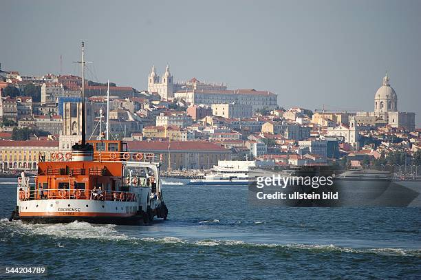 Portugal, Lissabon: Fährschiff auf dem Rio Tejo vor der Stadtsilhouette