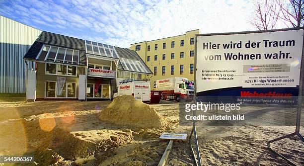 Deutschland, Berlin - Mitte: Musterhaus der Fertighausfirma WeberHaus in der Leipziger Str. 13, Schild mit dem Werbeslogan: "Hier wird der Traum vom...