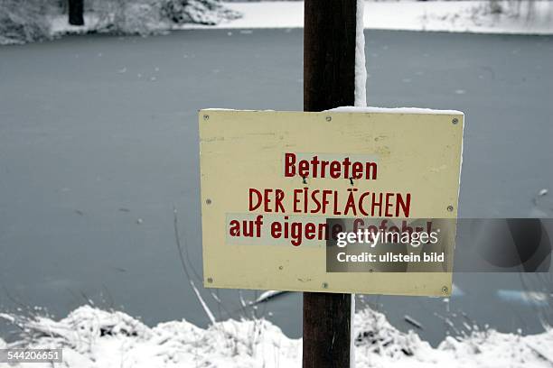 Deutschland , Berlin, - Verbotsschild: Betreten der Eisfläche auf eigene Gefahr