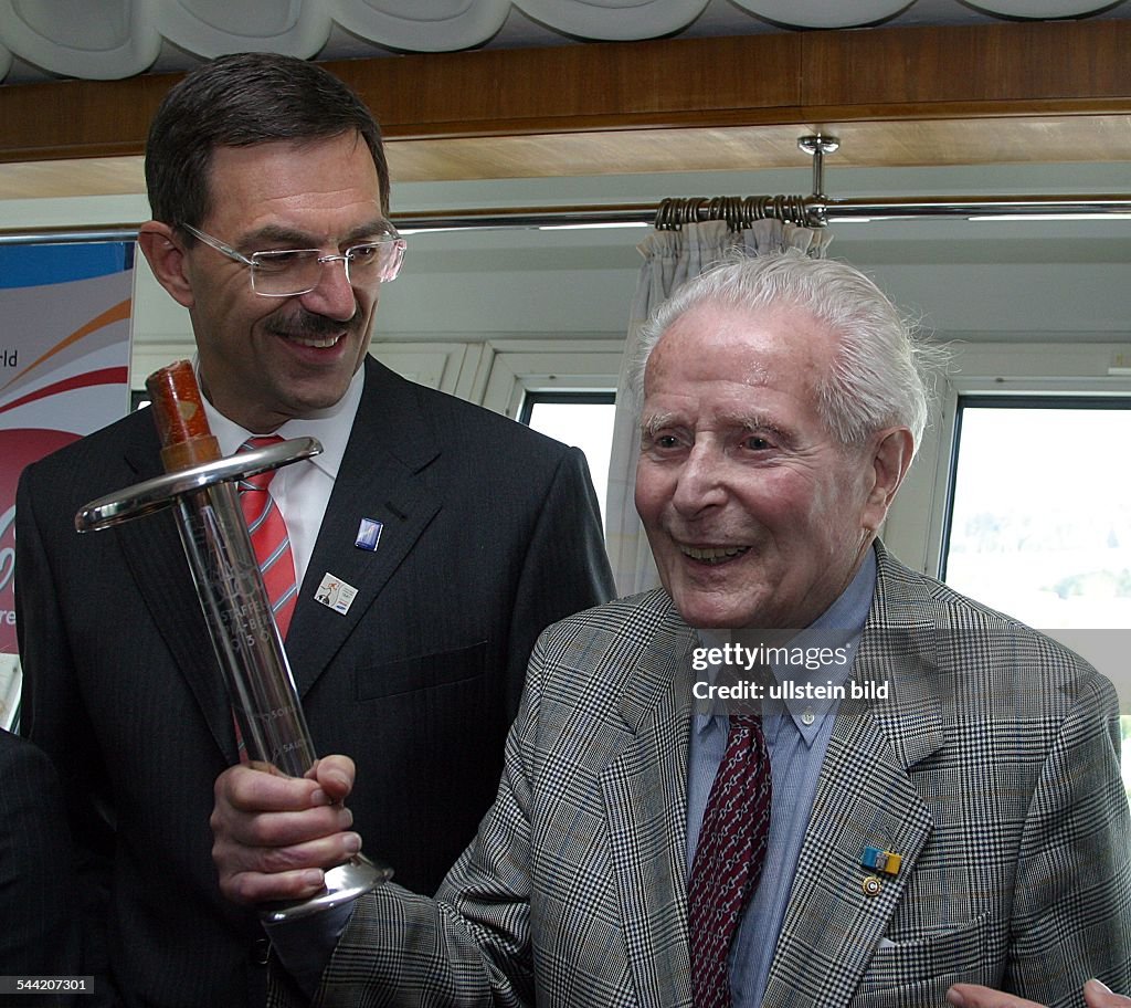 Klaus Steinbach, Präsident des NOK, und Fackelträger von 1936 Siegfried Eifrig
