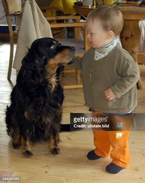 Kind und Hund Kind und Tier Streicheln Zuneigung Vertrauen - Model released