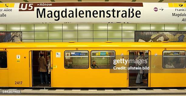 Berliner Verkehrsbetriebe BVG: U-Bahnzug der Linie U5 im U-Bahnhof Magdalenenstraße