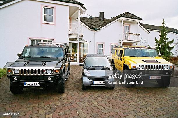 Deutschland, Rheinland-Pfalz, Müheim/Mosel - Geländewagen Hummer H2 des Hotelier Schiffmann vor dem Landhaus Schiffmann in Mülheim an der Mosel ;...