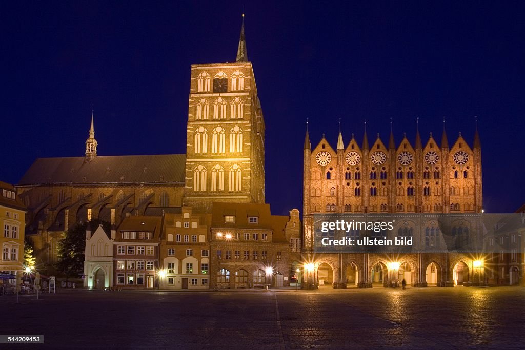 Deutschland, Mecklenburg-Vorpommern - Stralsund - Das Rathaus und die Kirche St.Nikolai