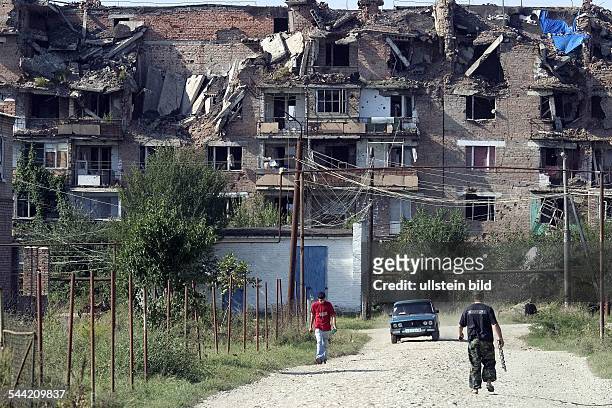 Russland - Tschetschenien, Grosny: Ein Haus in der Wohnsiedlung "Olympia", das im ersten Tschetschenienkrieg zerstört wurde. Es gibt Strom, aber kein...