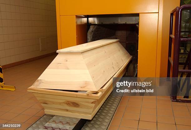 Feuerbestattung: Sarg in der Verbrennungsanlage eines Krematoriums