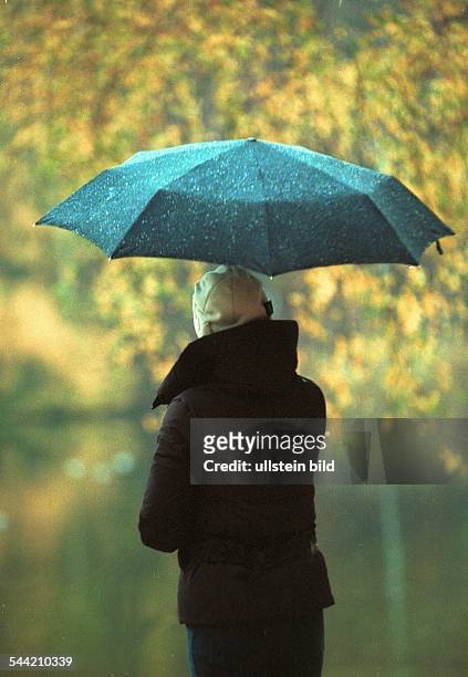 Wetter, Regen, Herbst: Frau mit Regenschirm