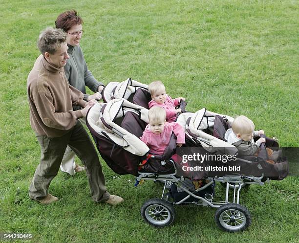 Deutschland, - Die Eltern Jean-Pierre und Annett Karlen mit ihren 16 Monate alten Kindern Dominik, vorn, Alessandra, hinten links, und Michelle,...