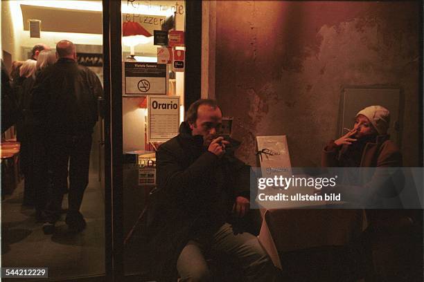 Italien, Rom, Rauchverbot in allen Gebauden, Cafes und Restaurants, "vietato fumare", Raucher rauchen im Freien vor einem Restaurant, dort ist eine...