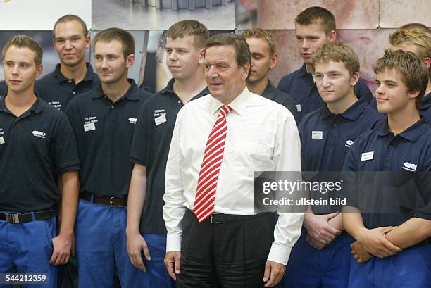 Gerhard Schröder, Bundeskanzler, SPD, D - besucht die Firma GKN Sinter Metals in Bonn - mit Lehrlingen