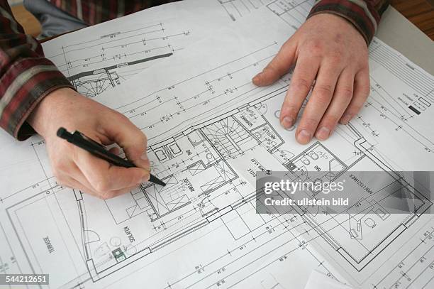 Hausbau, Eigenheimbau, Architekt mit Bauplan