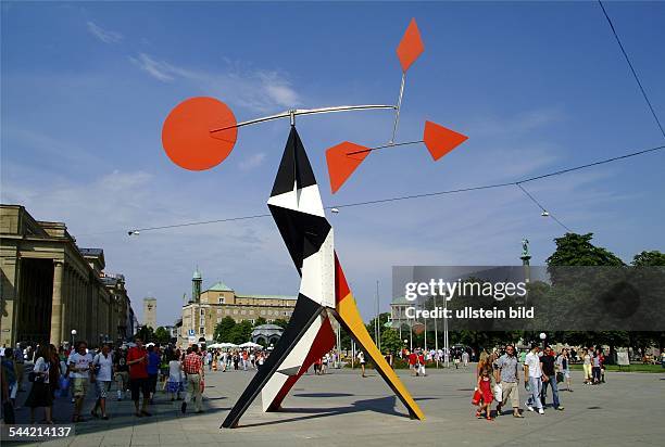 Deutschland, Baden-Wuerttemberg, Stuttgart: Skulptur "Crinkly avec disque rouge" von Alexander Calder auf der Königstrasse.