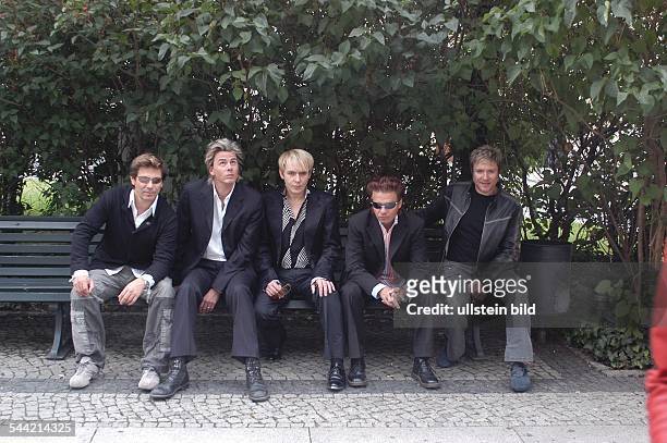 Duran Duran; Musikgruppe, Popmusik; Grossbritannien - am Gendarmenmarkt in Berlin. Vlnr.: Roger Taylor, John Taylor, Nick Rhodes, Andy Taylor, Simon...