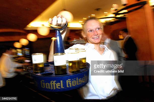 Kellnerin des Lokals Gaffel Kölsch in der Taubenstrasse traegt einen Kranz Gaffel Koelsch Bier- 2001