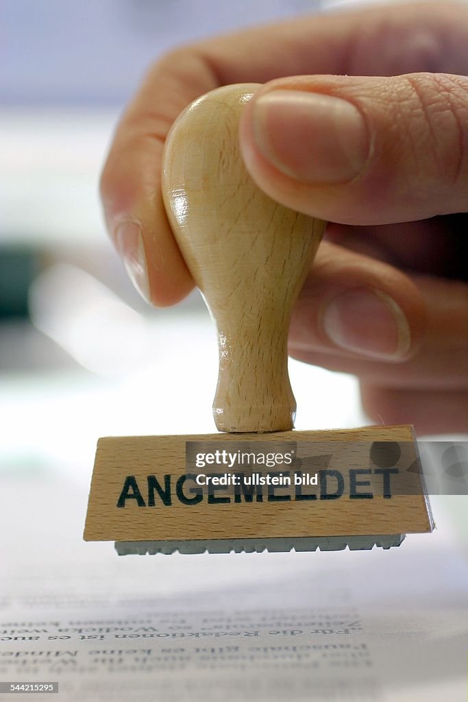 Symbolbild Anmeldung: Stempel mit der Aufschrift "angemeldet"