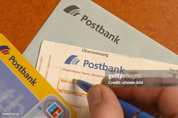 Ueberweisungsformular der Postbank , daneben EC-Karte