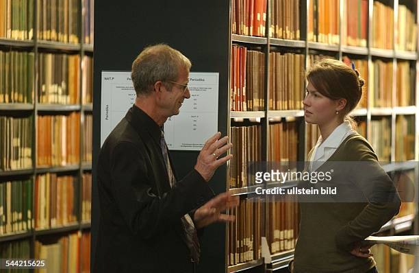 Deutschland; Humboldt Universitaet Berlin. Dialog zwischen Studentin und Professor in der Bibliothek