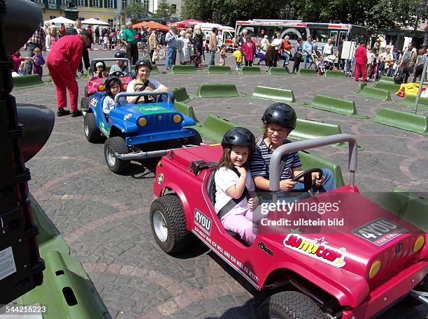 Verkehrssicherheitstag der Stadt Bonn. Kinder konnten auf einem abgegrenzten Bereich mit kleinen Autos selbst fahren und Stadtverkehr ueben. Ampeln...