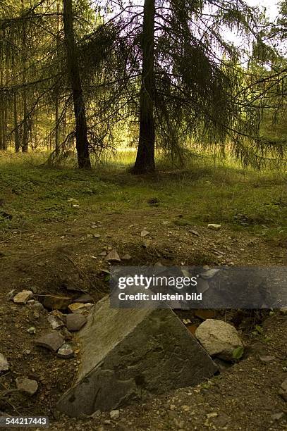 Deutschland, Brandenburg, Schorfheide: Reste eines Betonquaders des ehemaligen Bunkers auf dem Gelände von Carinhall, dem Landsitz von Hermann Göring.